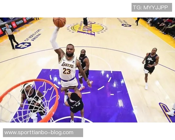 艾顿状态下滑詹姆斯不给球防守频频失误成球队隐患